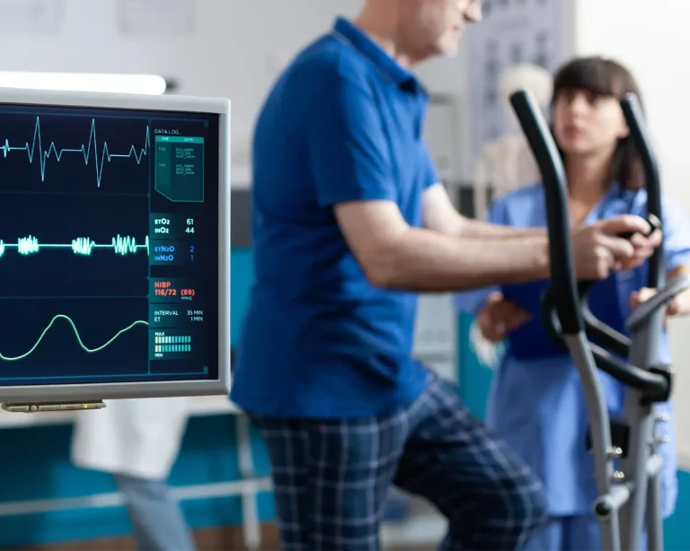 Fattori predittivi di sopravvivenza nei pazienti sottoposti a riabilitazione cardiaca dopo sostituzione valvolare aortica transcatetere (TAVR): uno studio retrospettivo multicentrico